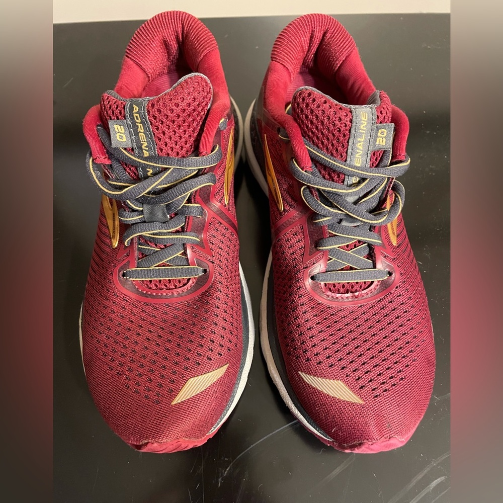 Adrenaline Brooks Sneaker Size 6